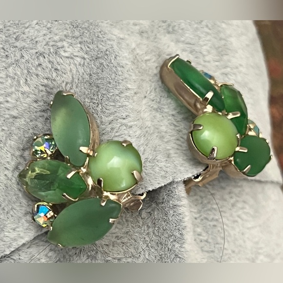Vintage Green AB Rhinestone Frosted Glass Clip on Earrings - Picture 3 of 5